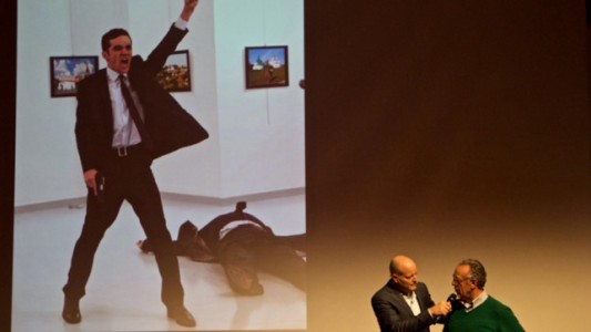 La foto del asesino del embajador ruso ganó un premio mundial