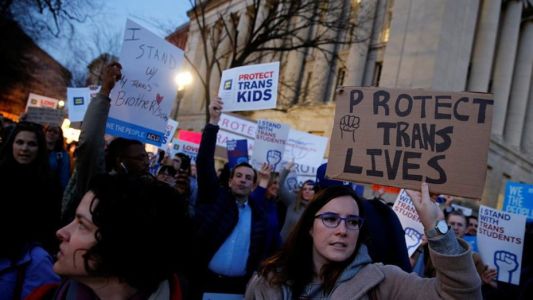 Trump revocó una norma que beneficiaba a los estudiantes transgénero