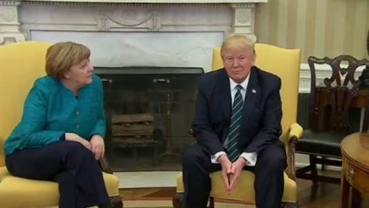 Escándalo mundial: el momento en el que Trump le rechaza un apretón de manos a Merkel