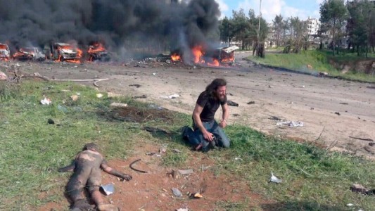 La imagen de un fotógrafo conmovido por el horror en Siria se multiplicó en las redes