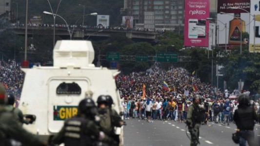 Venezuela: al menos tres muertos en una violenta jornada con multitudinarias marchas