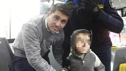 Bajó del colectivo hablando por celular y se olvidó al hijo arriba