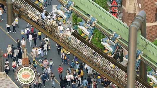 Japón: 64 pasajeros estuvieron atrapados boca abajo durante 2 horas en una montaña rusa