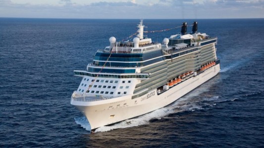 Un empleado de un crucero cayó por la borda y fue encontrado vivo 22 horas después