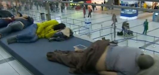 Cientos de pasajeros durmieron en el piso por demoras y cancelaciones en el aeropuerto de Ezeiza