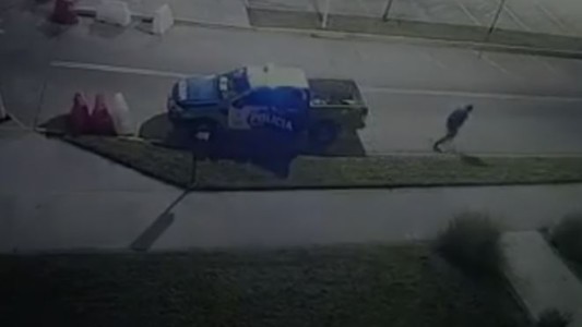 Traslado fallido: un joven recluso se escapó de un patrullero mientras los policías dormían