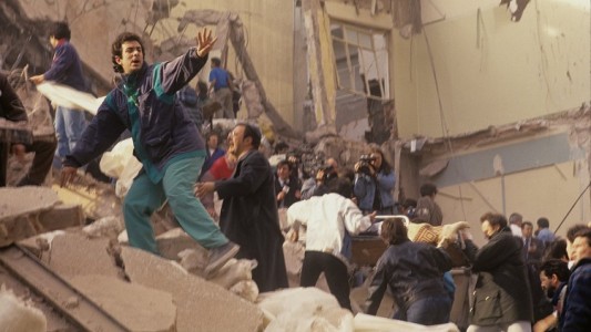 Un rescatista y un sobreviviente de AMIA recordarán la tragedia, a 25 años del atentado