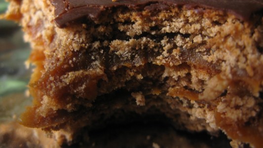 A contramano: en plena crisis de consumo, una fábrica de alfajores no da abasto con las ventas