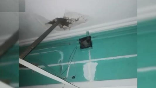 Cayó una barra de hierro desde una obra y atravesó el techo de una casa