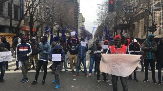Senegaleses protestan en la calle al grito de "Perón, Peron que grande sos"