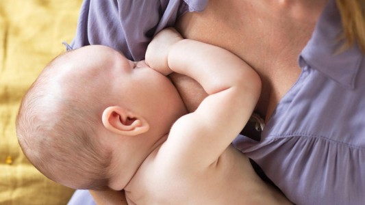 La leche materna protege "más eficazmente" a las nenas que a los varones en ciertas patologías
