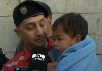 Impactante rescate de un bebé atascado en un desagüe