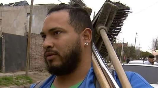 Un barrendero le salvó la vida a un motociclista que se accidentó con maniobras de RCP