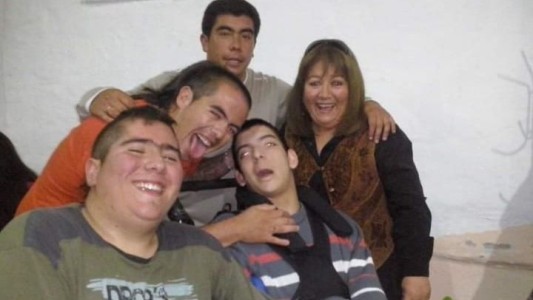 Con una cámara oculta, descubrió que el cuidador golpeaba a su hijo con parálisis cerebral