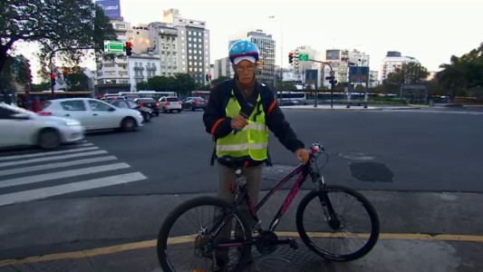 Abuelo delivery: tiene 65 años, vino de Venezuela y ahora no puede trabajar