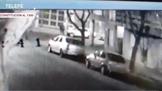 Arrebato en Echesortu: atropellaron a una joven y la golpearon para llevarse su celular