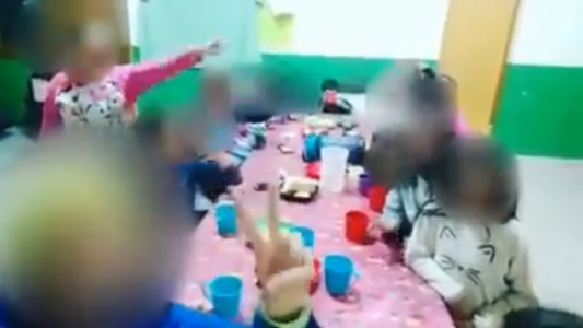 La encargada de un merendero se grabó junto a un grupo de chicos cantando contra Mauricio Macri