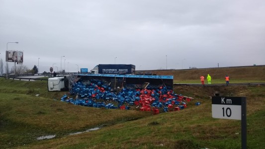 Un camión cargado con cajones de cervezas volcó en Circunvalación