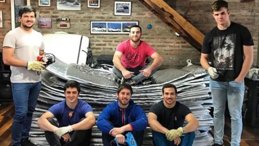 Un grupo de amigos fabrica bolsas de dormir para personas en situación de calle