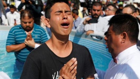 Cientos de nuevos fieles fueron bautizados por iglesia evangélica acusada de abusos sexuales