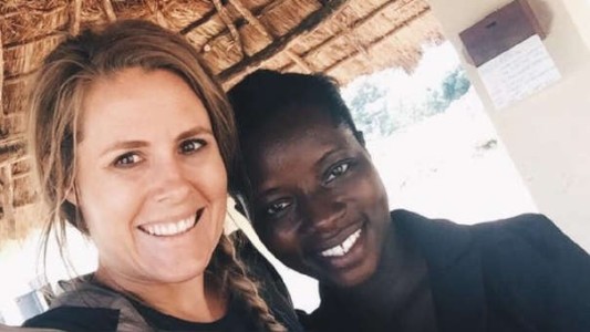 Prestó servicios médicos sin tener formación profesional y la acusan de la muerte de más de 100 chicos