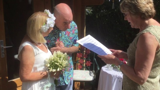 Un hombre con demencia se casó otra vez con su mujer, convencido de que era su nueva novia