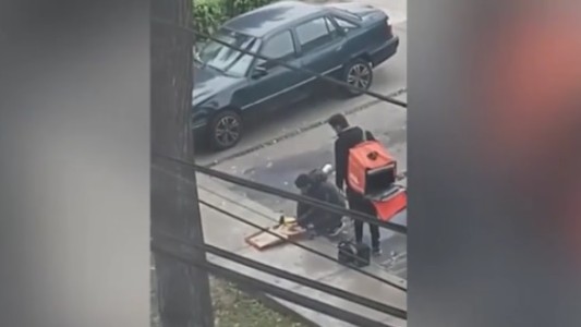 Que no se note: dos repartidores de pizza fueron grabados mientras se comían parte del pedido