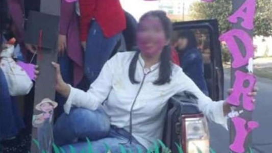 Dijo que se recibió de ingeniera, le tiraron huevos, festejó en redes y era todo mentira