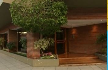 Allanan el departamento de Claudia Villafañe por el conflicto de las camisetas de Maradona