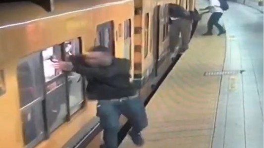 Asi actúan los "descuidistas": triple robo y en simultáneo en una estación de subte