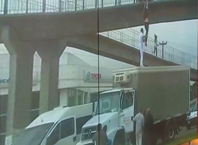 Impactante: un camionero salvó a una chica que colgaba de un puente