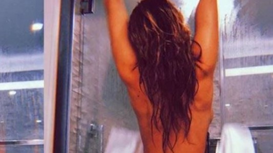 "¿Te vas a quedar mirando?": la provocación de Jimena Barón y su foto en la ducha