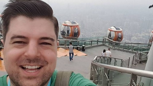 Le dijo a su esposa que cerrara los ojos para darle una sorpresa y la apuñaló