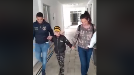 Benja, el pequeño herido en la cabeza por una bala perdida, vuelve a su casa