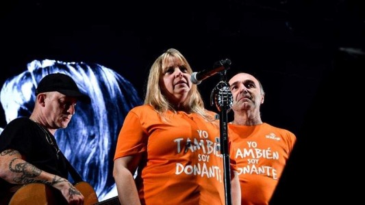 Conmovedora ovación a los papás de Antonella Trivisonno en el recital de La Beriso