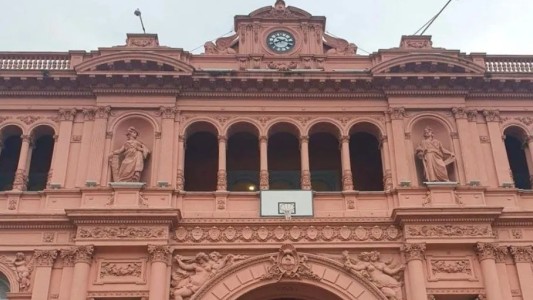 La Casa Rosada amaneció con un aro de básquet en la fachada en honor a la Selección argentina