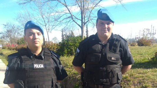 Dos policías encontraron un bolso con ocho mil dólares y se lo devolvieron a su dueño