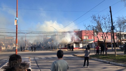Disturbios en la marcha por Cielo López: atacaron un comercio y destruyeron un auto