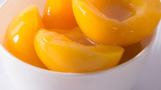 La ANMAT prohibió la venta de una marca de duraznos enlatados y un café instantáneo