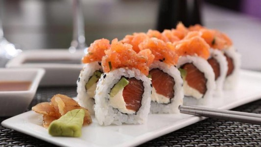 Estudiantes extranjeros venden comidas típicas de sus países para financiar sus estudios