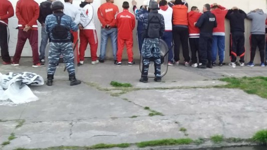 Detuvieron a 51 hinchas de River en la previa del partido con Godoy Cruz: armas, facas y alcohol