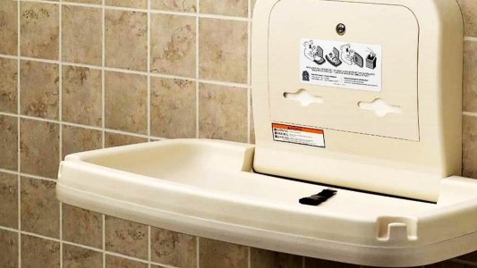 Avanza en Buenos Aires una ley por cambiadores de bebés en baños públicos de mujeres y hombres