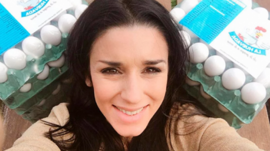 La nueva vida de Violeta Lo Re: se alejó de los medios y tiene una granja de gallinas ponedoras