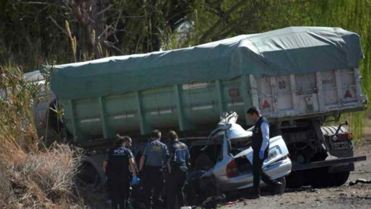 Tragedia en Mendoza: cinco jóvenes murieron al chocar con un camión en la ruta 40
