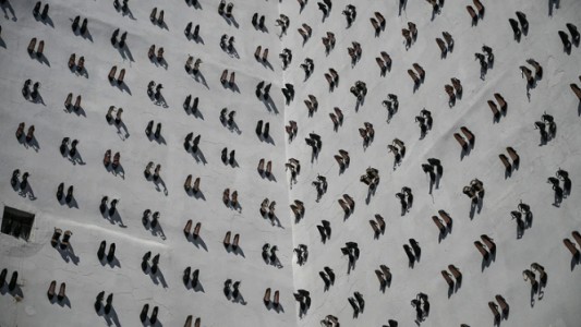 Estambul: colgó 440 pares de zapatos para visibilizar los casos de femicidios