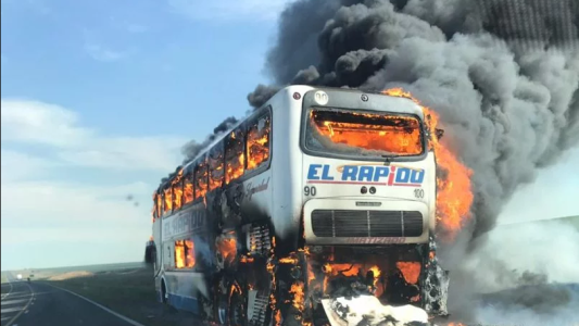 Impactante incendio de un micro: los ocupantes escaparon de milagro