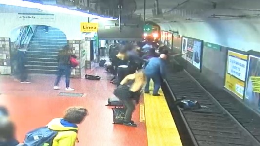 Estremecedor: un hombre se desmaya sobre una mujer que cae a las vías del subte
