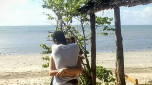 Ilusión óptica: una pareja abrazada que genera confusión en las redes sociales