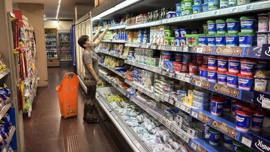 Las ventas bajaron 7,3 % interanual en supermercados y 6,7 % en shoppings