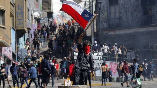 Más violencia y masivas protestas en Chile tras el "perdón" que pidió el presidente Piñera